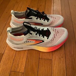 Brooks Hyperion Elite 4 running shoes. Men’s 8, Women’s 9.5. Unisex.